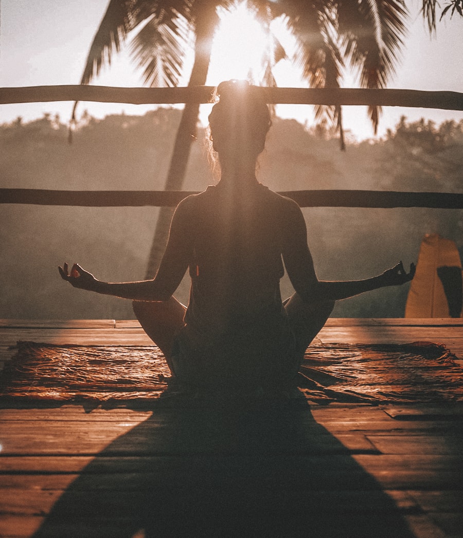 Pessoa em meditação guiada